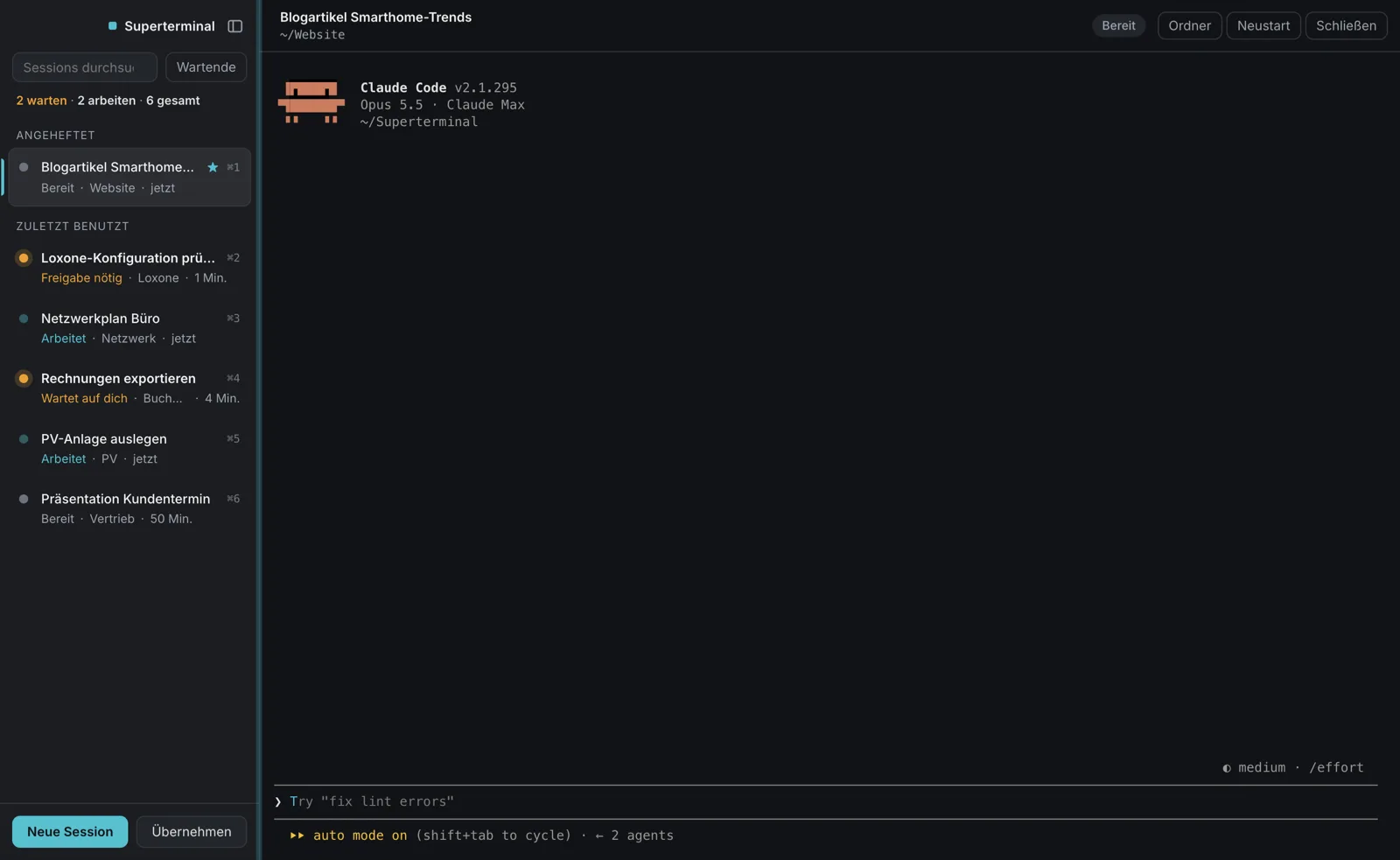 Superterminal mit sechs Claude-Code-Sessions, farbig markiert nach Status
